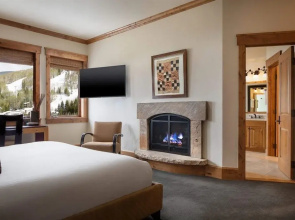 Luxury 3 Bedroom Residence in Lionshead Village - Walk to Ski!