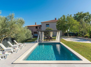 Newly renovated holiday home with pool and fenced yard for 4-6 people