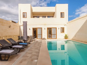 Nadurin, Gozitan Villa 7 Bedr. & 2 Pools