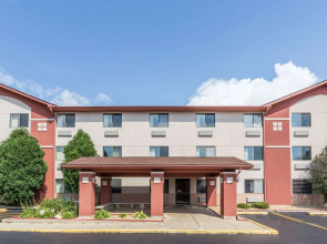 Super 8 by Wyndham St. Charles