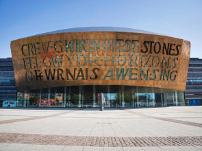 Drws Nesaf Cardiff Townhouse