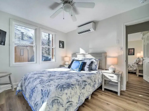 Sapphire Home w/ Grill & Pool Access