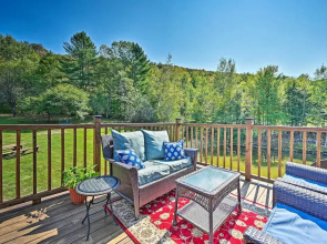Cozy Apt w/ Hot Tub & Deck, 10 Mi to Stowe Resort!