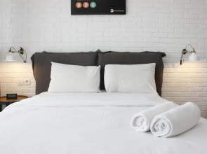 Comfy & Artsy Studio at Beverly Dago Apartment