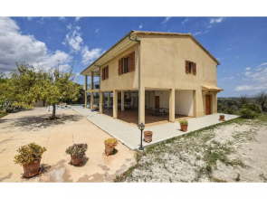 Stunning country house with pool and panoramic views for 10 people
