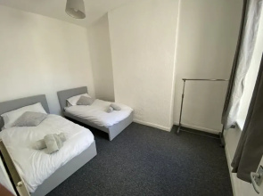 Beautiful Modern 3-bed House in Wallasey Near City