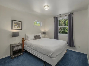 All Seasons Getaway 4 Bedroom Home by NW Comfy Cabins by RedAwning