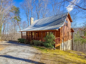Secluded Hideaway 2 Bedroom Cabin by RedAwning