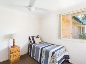 1/4 Huntly Close