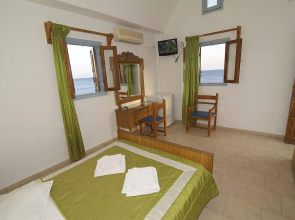 Akrotiri Hotel