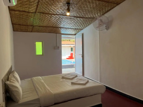 Pool Side Cottages in La Paulo's B2B in Morjim