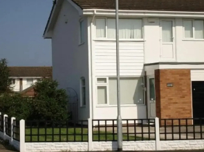 3 Bed House - Sleeps 6 - Garden - Parking - Wifi