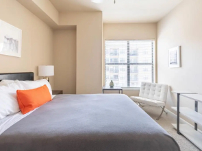 2BR Executive Suite With Pool, Gym and Fast Wi-Fi By ENVITAE