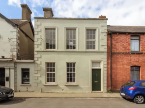 Chic & Characteristic 2BD House - Irishtown
