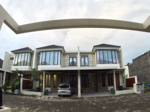 Padma Laguna Guest House