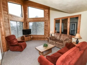 Seven Springs 1 BR Loft Condo, Pet Friendly! by RedAwning