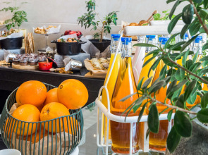 Отель Radisson Blu Hotel, Dubai Canal View