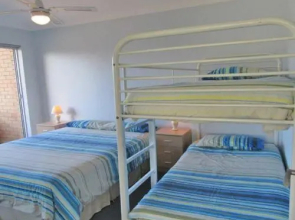 11 'Silvana Court', 26 Ajax Avenue - close to the water and clubs