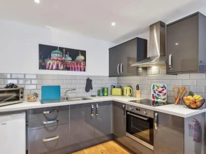 Rainbow Studio - Spacious City Centre - Close to sea - Sleeps 1 to 3 Guests