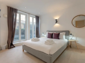 2 Bedroom Flat in Chelsea With Pool and Garden
