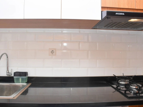 Homey 1Br With Living Room At Grand Kamala Lagoon Apartment