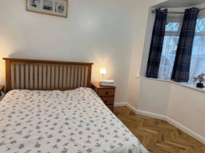 Spacious 4-bedroom Home in Ashford, Kent - Perfect for Families and Groups