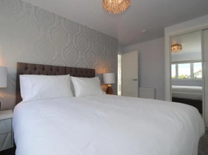 Dunfermline - Luxury 3 bedroom 2 bathroom detached house with garden