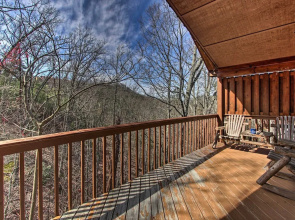 Hidden Springs Cabin w/ Hot Tub, 2 Mi to Dollywood