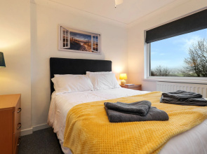The Beach Apartment - Walk to Beach, Parking, Enclosed Garden