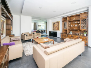 Luxury Apartment in Beautiful Neighborhood