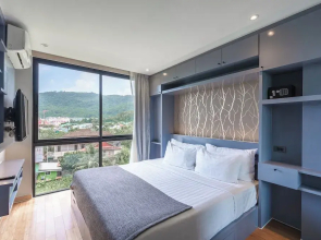 1BR Suite with Rooftop Pool C223