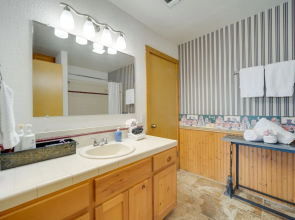 Fredericksburg Retreat w/ Private Hot Tub & Patio!