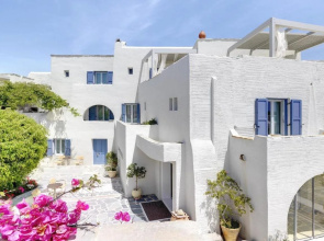 Iria Beach art hotel