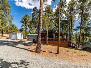 Wild Horse Retreat - Two Bedroom Cabin with Hot Tub