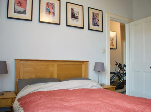 2 Bedroom Seaside Flat With Scenic Views