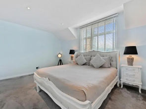 Hampstead Opulence Apartment - Luxurious Split Level Property