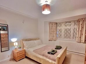 Comfy and Spacious 5-bed House in Cambridge