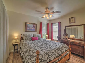 Fredericksburg Home 8 Blocks to Main St + Wineries