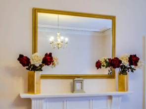 Spacious 3BR Apt moments from the Meadows & Old Town