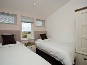 Moorlands House (SW-bound)