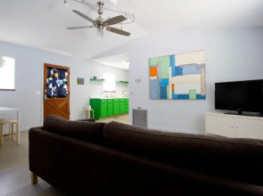 Artist Retreat 2 Br home by RedAwning