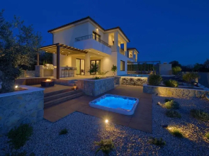 Villa Lady With Heated Pool Jacuzzi and Sauna