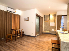 Boutique Poo-Yai Lee