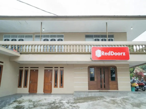 RedDoorz near Taman Safari 2