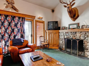 Greyhawk in Warm Springs by Alpine Lodging