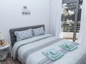Design Apartment with swimming pool near the beach (A1)