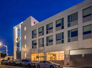 GLō Best Western Brooklyn NYC