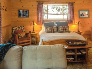 Romantic Riverfront Cottage - 1 Mile to Winthrop!