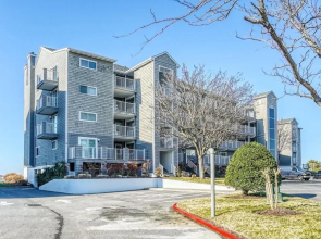 Harbour Island 401m 3 Bedroom Condo by RedAwning