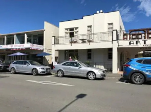 Art Deco Apartment #10 sea views, centre of town.